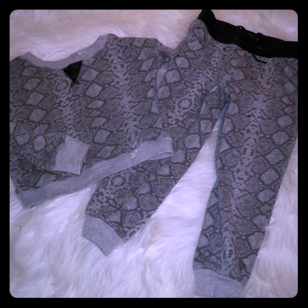 Guess jogger and crew sweater